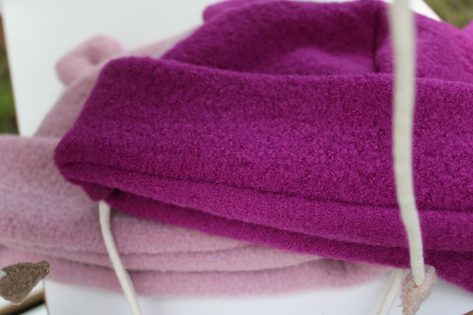 Czapka z wełny merino parzonej 370 gsm z uszkami i wiązaniem