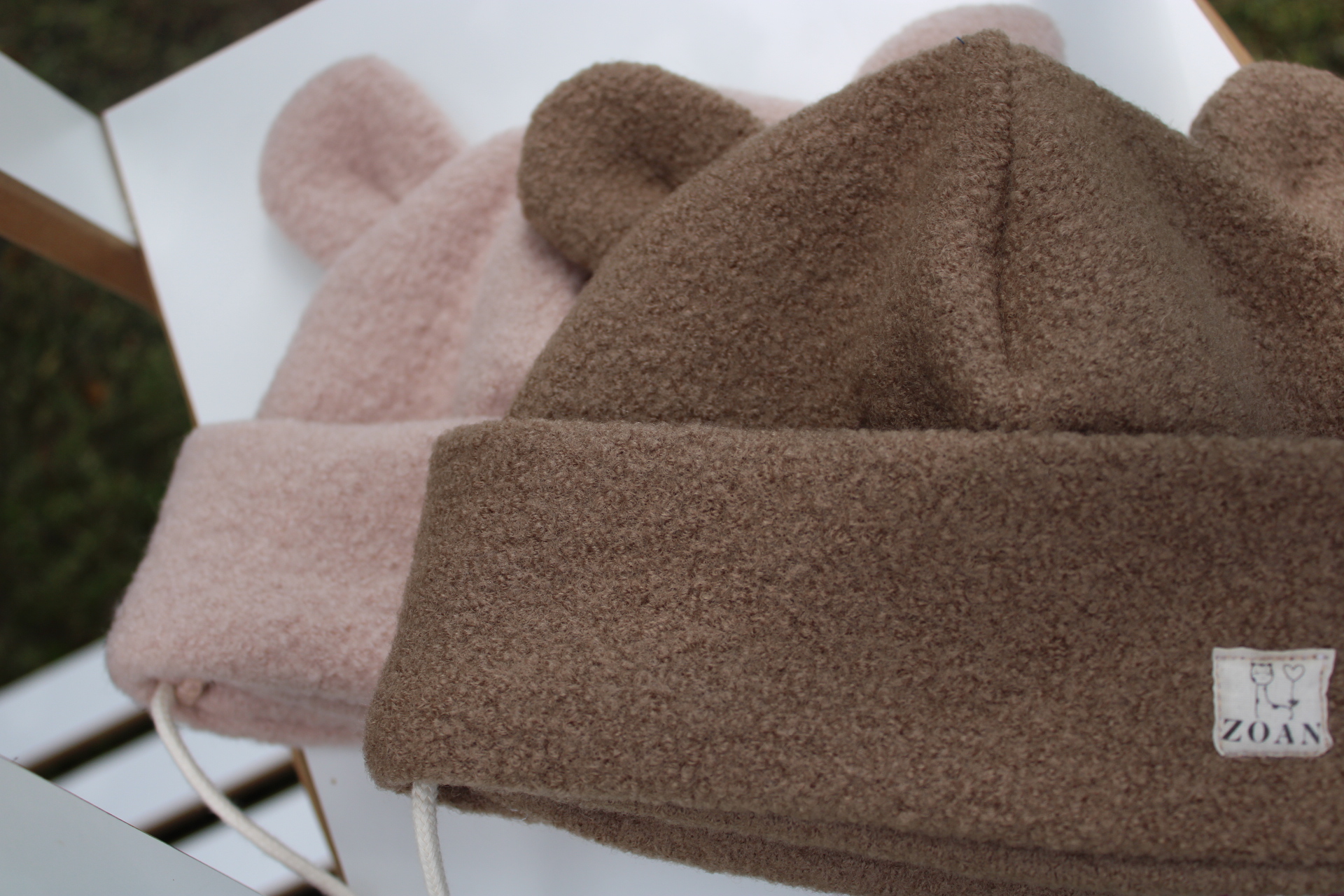 Czapka z wełny merino parzonej 370 gsm z uszkami i wiązaniem